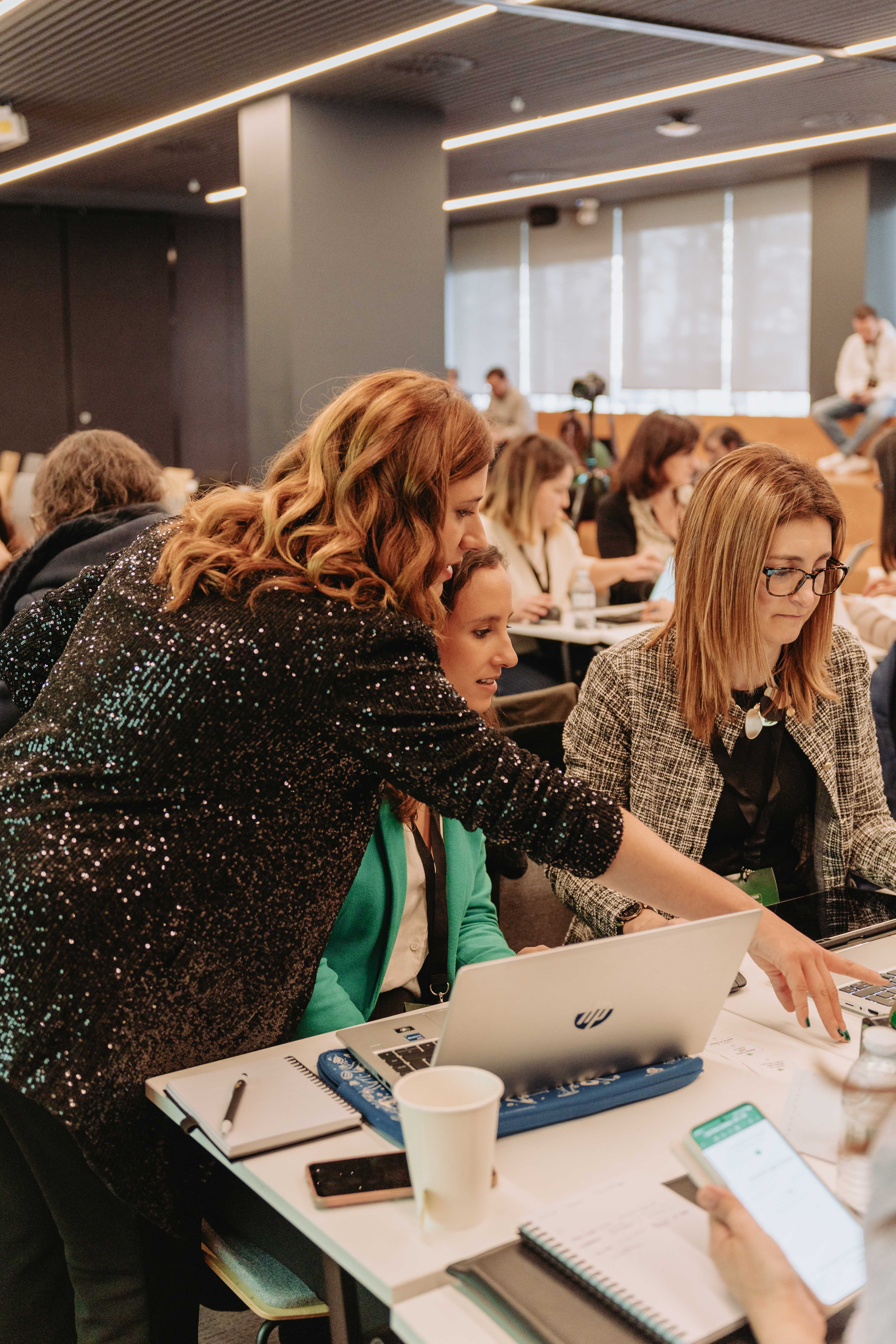 Colaboradoras a trabalhar em Excel numa sessão de formação