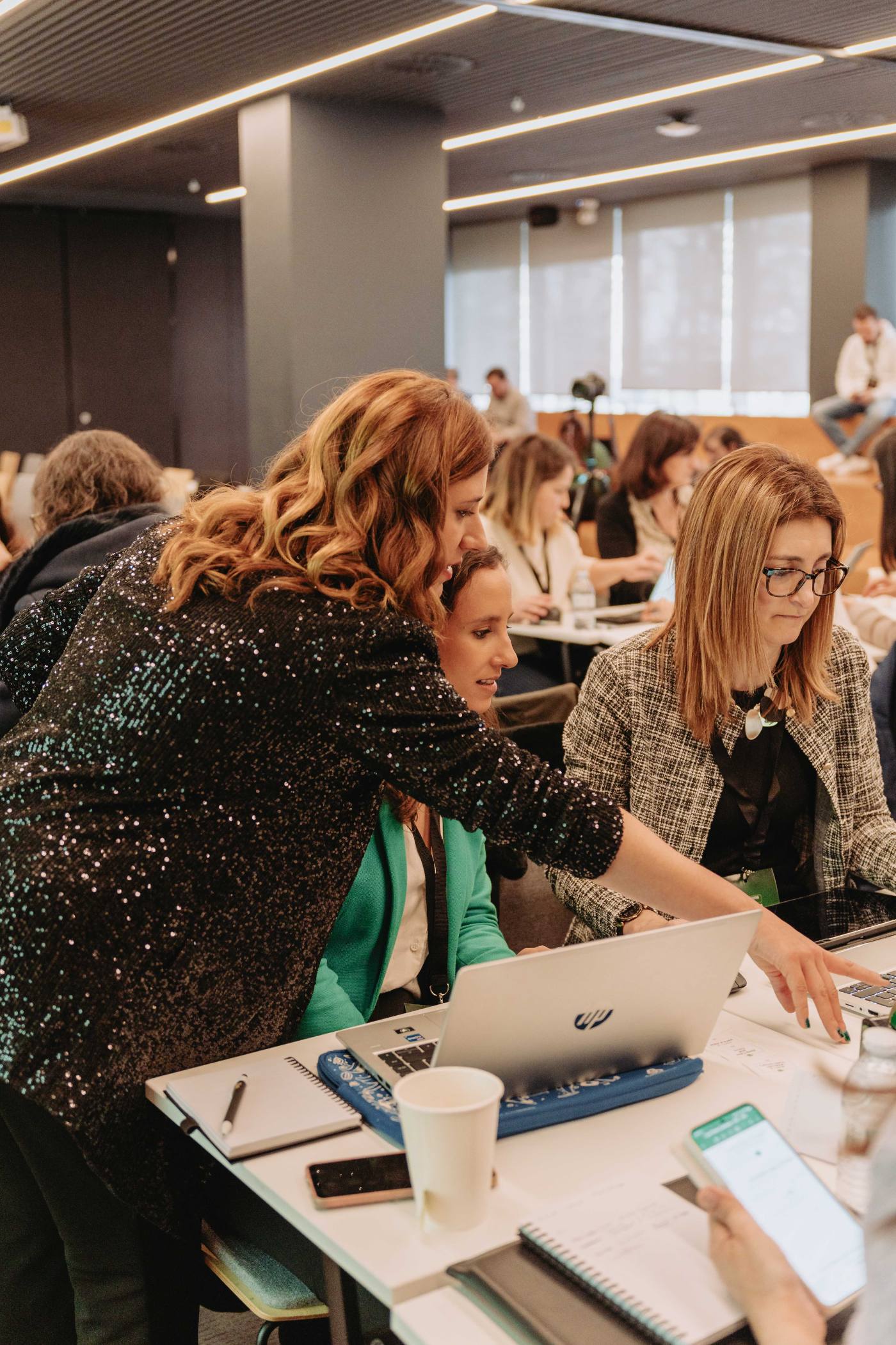 Colaboradoras a trabalhar em Excel numa sessão de formação
