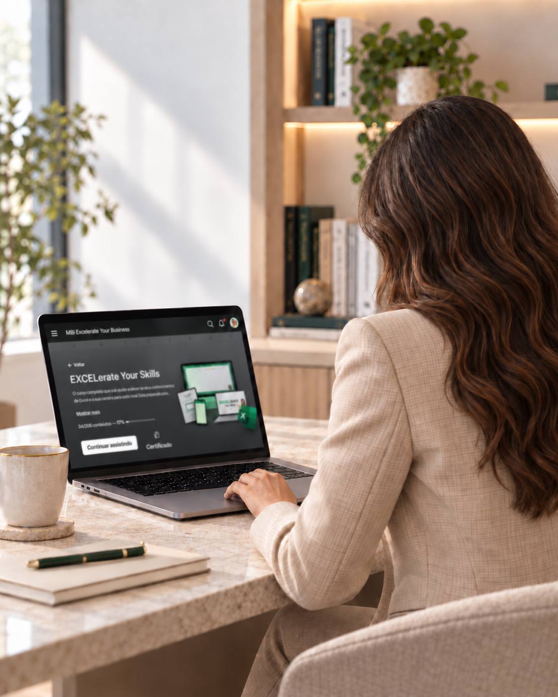 Colaboradora a fazer um curso online da MBi