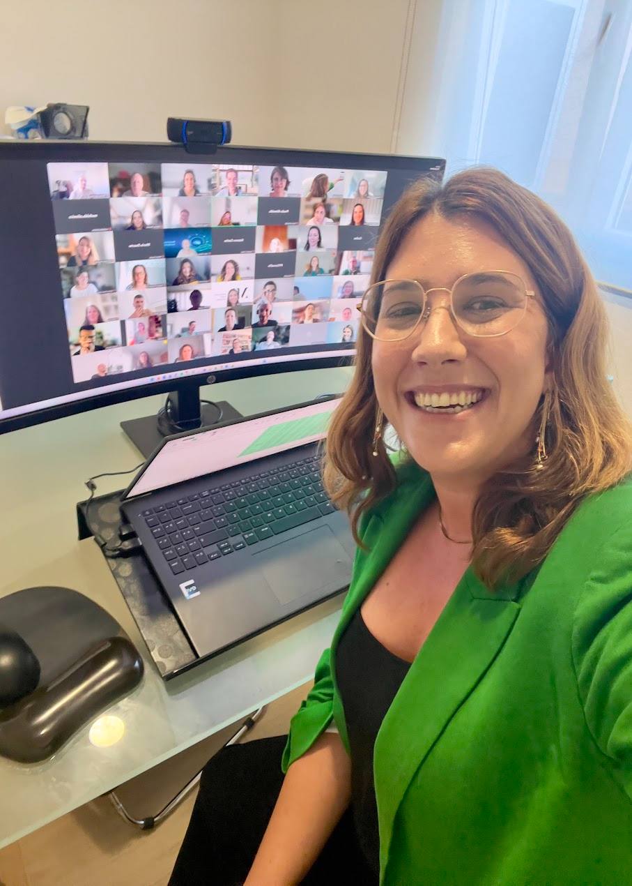 Maria Braga numa aula online com muitos participantes visíveis no monitor