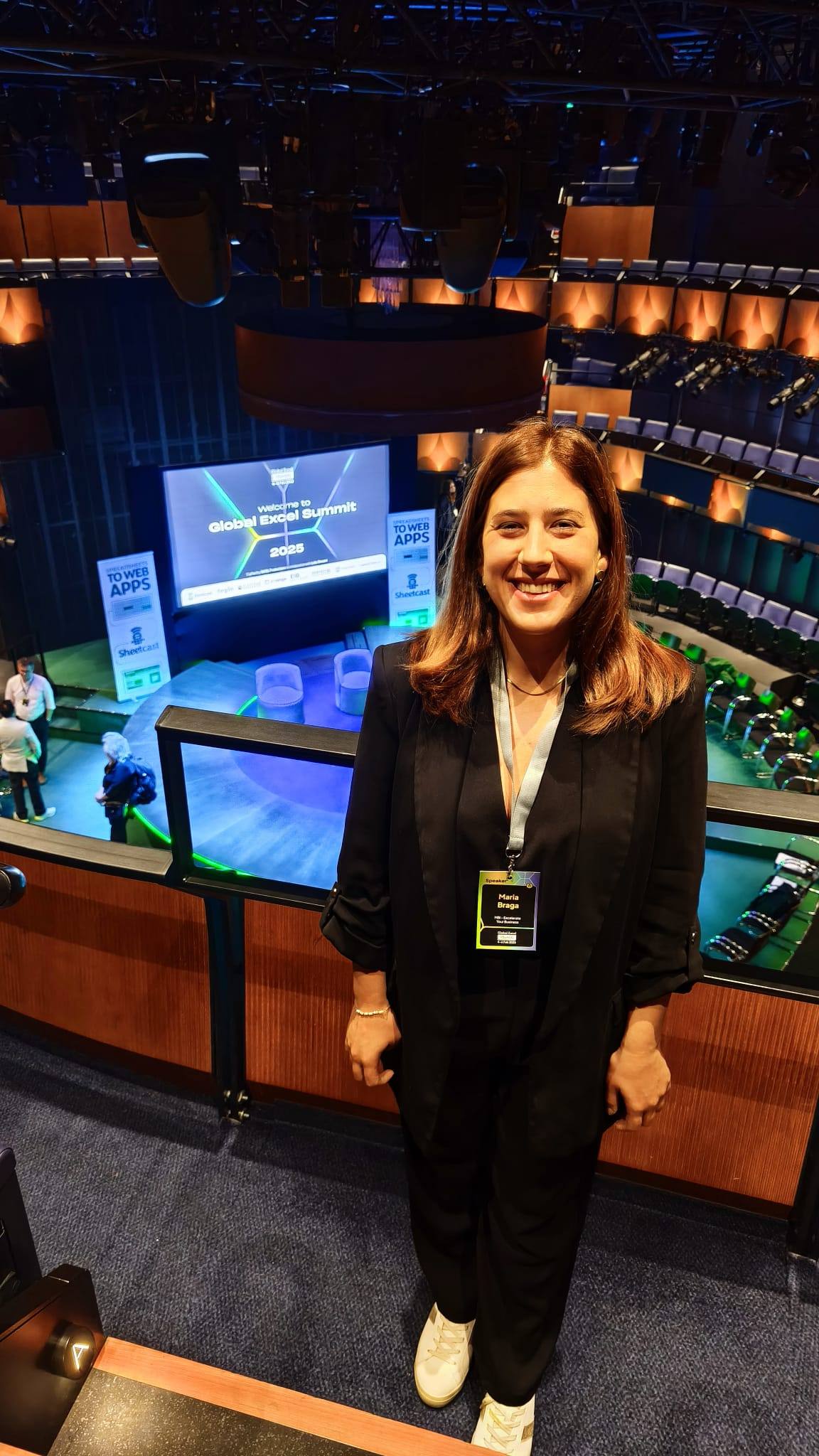 Maria Braga no auditório do Global Excel Summit, em Londres