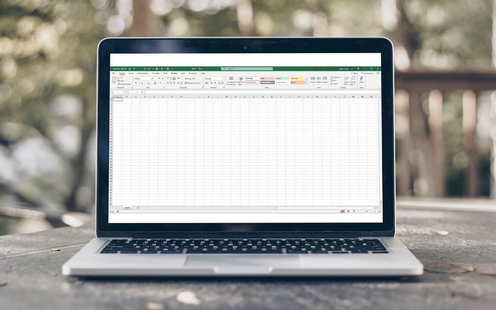 Computador com uma folha do Excel aberta com as gridlines ou linhas de grelha visíveis