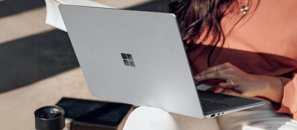 rapariga a trabalhar num computador surface