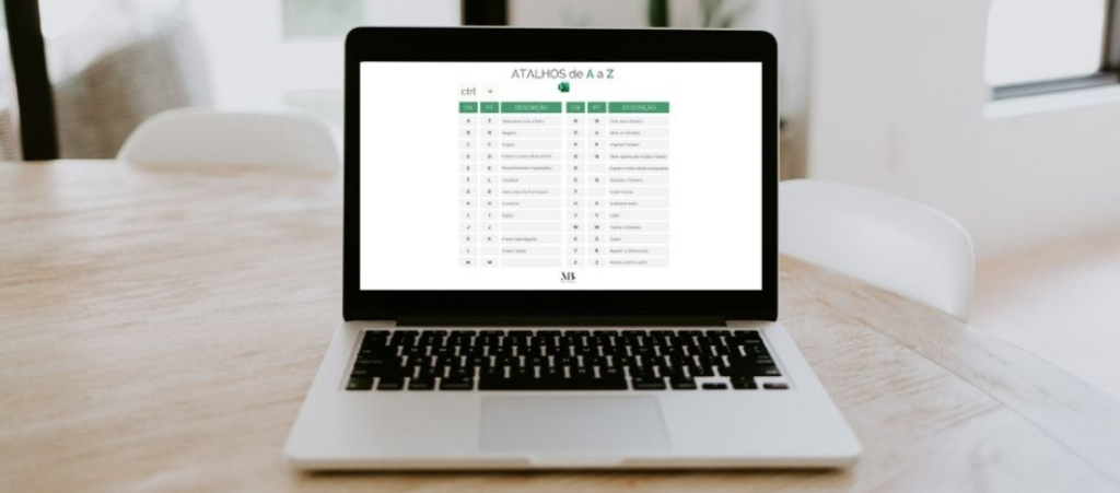 Computador com tabela de atalhos no Excel
