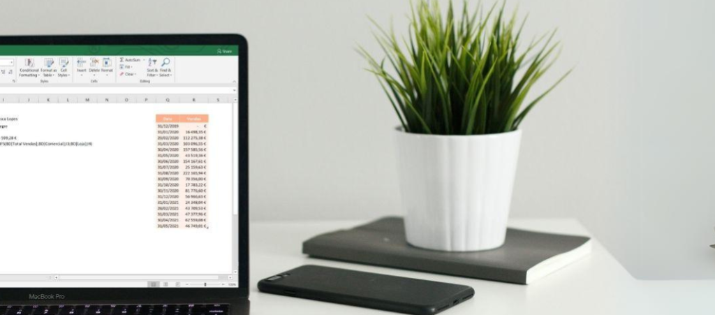 Imagem de destaque - computador com ficheiro Excel