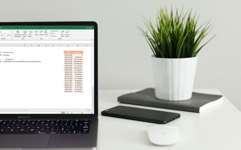 Imagem de destaque - computador com ficheiro Excel
