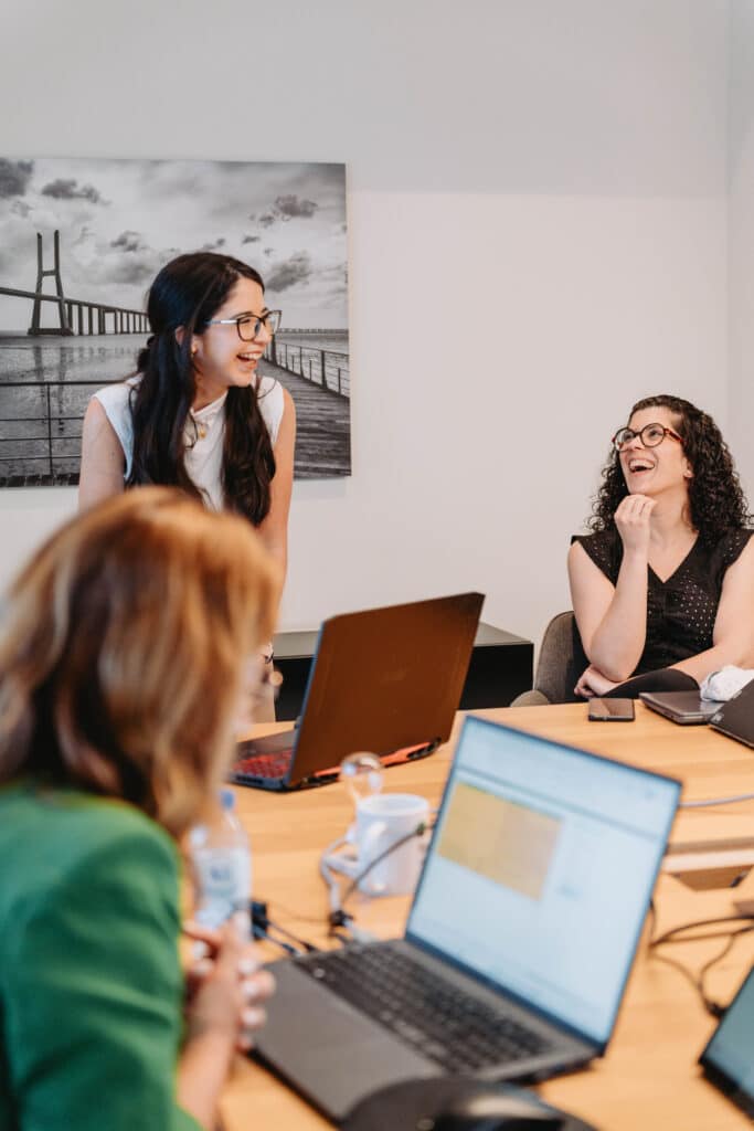 Equipa em reunião de trabalho, a analisar informação em Excel